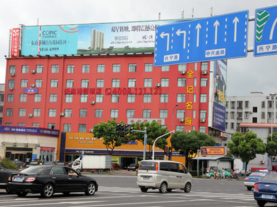 兩年未拆的違章廣告牌何時了結？寧波廣告設計與城市治理的困局